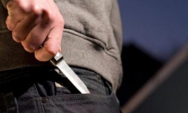 مواطنون يوقفون لصا يستعمل السلاح الأبيض في السرقة (فيديو)