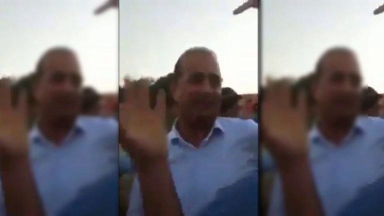ساكنة دوار الخضر بإقليم الجديدة يطردون رئيس الجماعة بالحجارة (فيديو)