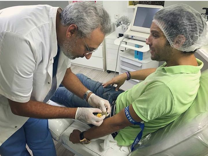 مثير ..الممثل أنس الباز يجري عملية تجميل على اللايف (فيديو)