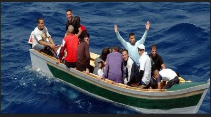 مثير..حراكة مغاربة يهددون بالإنتحار حرقا بعد محاصرتهم في البحر (فيديو)