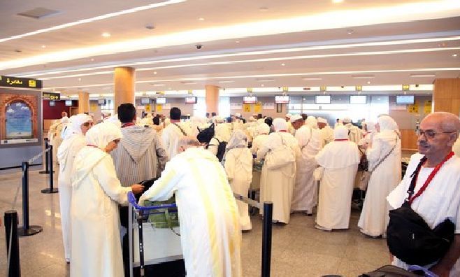فضيحة أخرى.. حجاج مغاربة محتجزون بمطار سعودي (فيديو)
