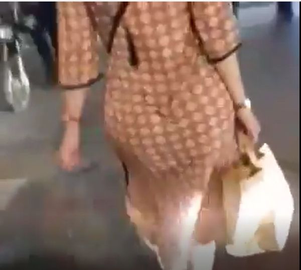 صادم.. شخص يتحرش بسيدة مع تصويرها في الشارع العام (فيديو)