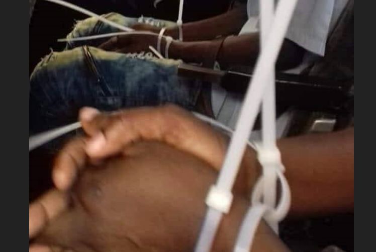 صورة لأفارقة مكبلي الأيدي تثير سخطا فيسبوكيا