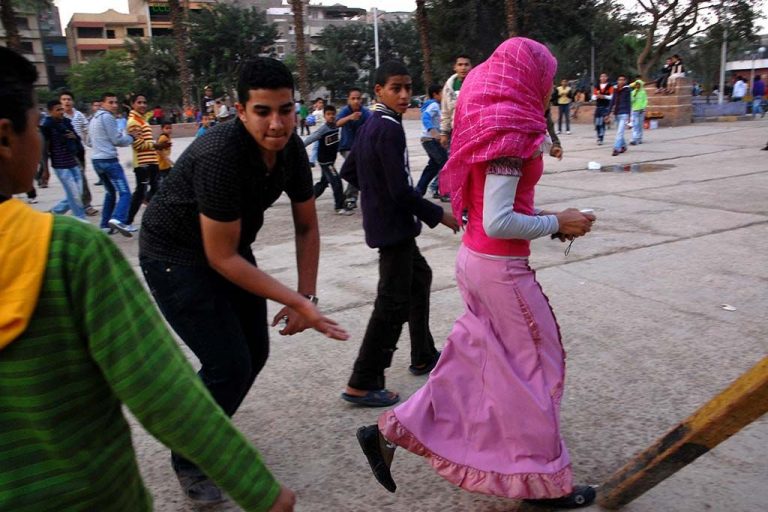 خطير.. عشرات المصريين يحاصرون فتيات مغربيات ويتحرشون بهن (فيديو)
