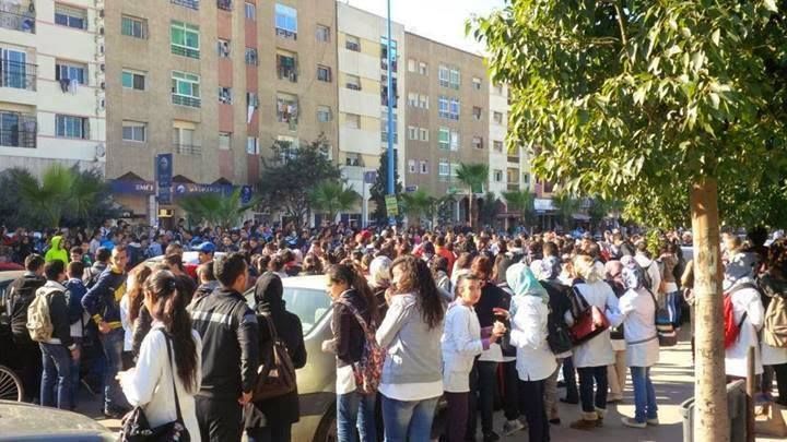 تلاميذ ينتفضون ضد مدير مدرسة (فيديو)