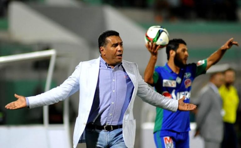 مثير..الطاوسي يُصلي بحذائه ولا يعرف القِبلة (فيديو)