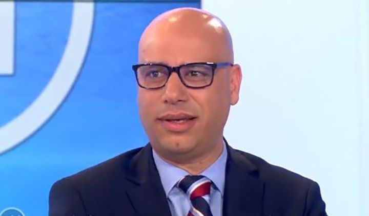 التيجني للمشعل.. الخلل يكمن في مقررات التدريس وليس في لغة التدريس