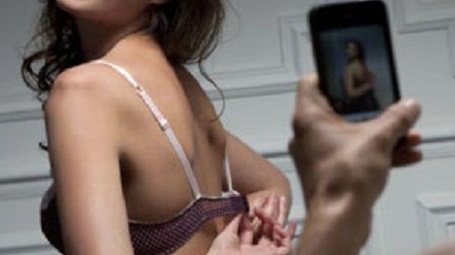 محاكمة بائع صور علاقاته الحميمية مع زوجته لشركات بورنو