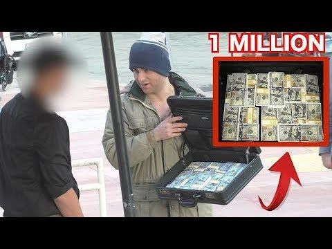 ظنوا أنه متسول فقاموا بطرده من المطعم | ولكن عندما علموا من هو شاهد ما حدث !!