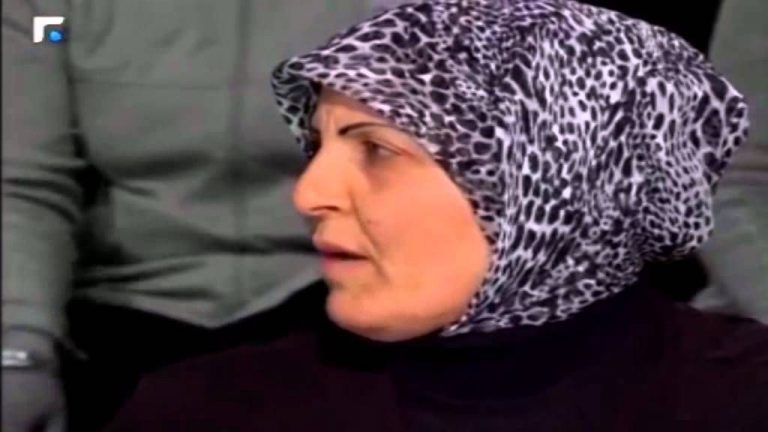 مشهد مبكي .. يطرد أمه من البيت ويطلب منها السماح بعد ما خسر كل شيء (فيديو)
