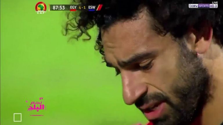 شاهد إصابة قوية لمحمد صلاح وبكاءه الشديد .. وخروجه من مباراة مصر وسوازيلاند
