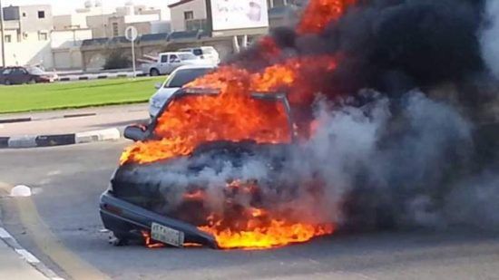 شاهد شاب ينقد سائحين من موت محقق بعد احتراق سيارتهما نواحي أزيلال “فيديو”