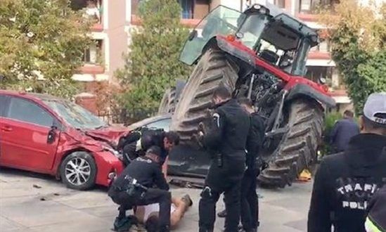 سائق جرار يحاول اقتحام السفارة الإسرائيلية في تركيا (فيديو)