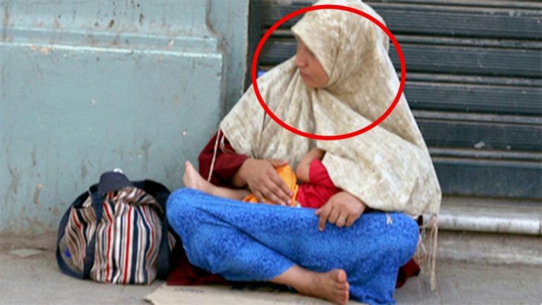 ضابط شرطة شك في امرأة متسولة فسألها عن الطفل هل هو إبنها لكن الذي اكتشفه لا يصدقه العقل !!