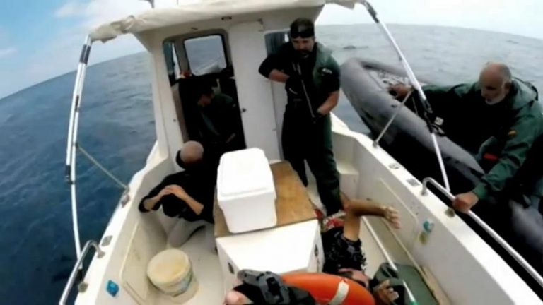 شاهد الشرطة الإسبانية تلقي القبض على عصابة لتهريب المخدرات قادمة من المغرب