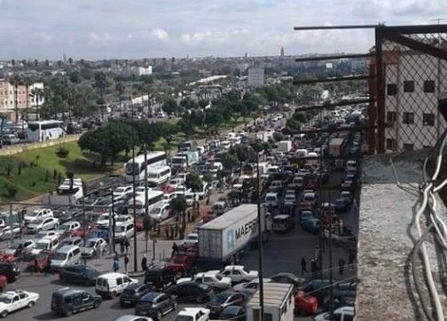 سقوط قنطرة على سيارة تغلق أبرز شوارع مدينة الدار البيضاء (فيديو)