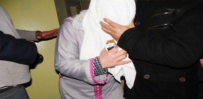 سيدة تختطف عشيقة زوجها وتعذبها وتصورها عارية بحضوره (فيديو)
