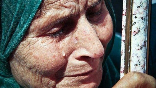فيديو مؤلم لعجوز طردها ابنها من المنزل بسبب زوجته