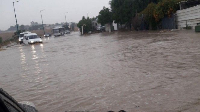فيديو .. الأمطار تغمر الداخلة