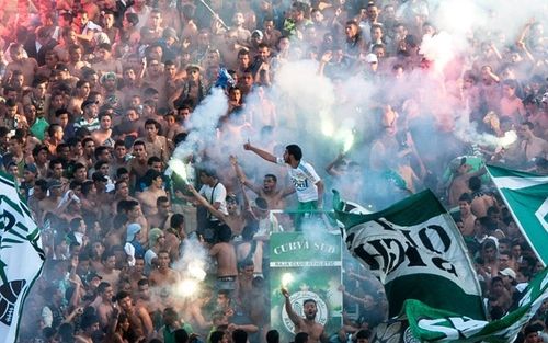 مرة أخرى… جماهير الرجاء تنفجر في وجه الحكومة المغربية (فيديو)