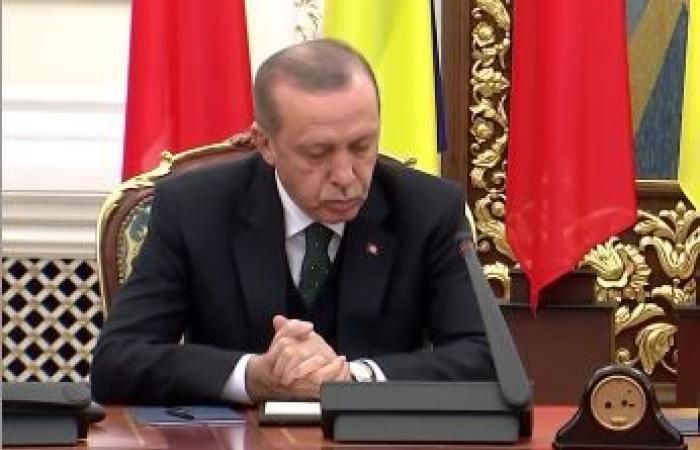 أردوغان يستسلم للنوم في مؤتمر صحفي رئاسي .. فيديو