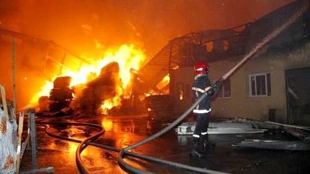 عاجل .. انفجار قنينات غاز ونشوب حريق هائل قبالة المحطة الطرقية أولاد زيان (فيديو)