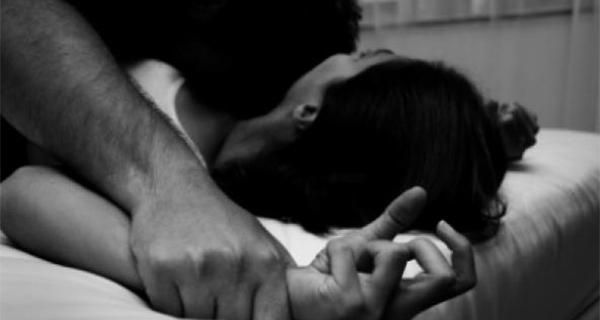فضيحة مدوية.. رجل يطلب من زوجته وصديقه إقامة علاقة جنسية تلاتية (فيديو)