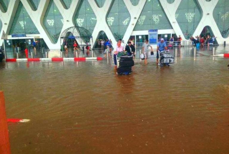 هذا ما وقع بمطار مراكش بسبب الأمطار (فيديو)