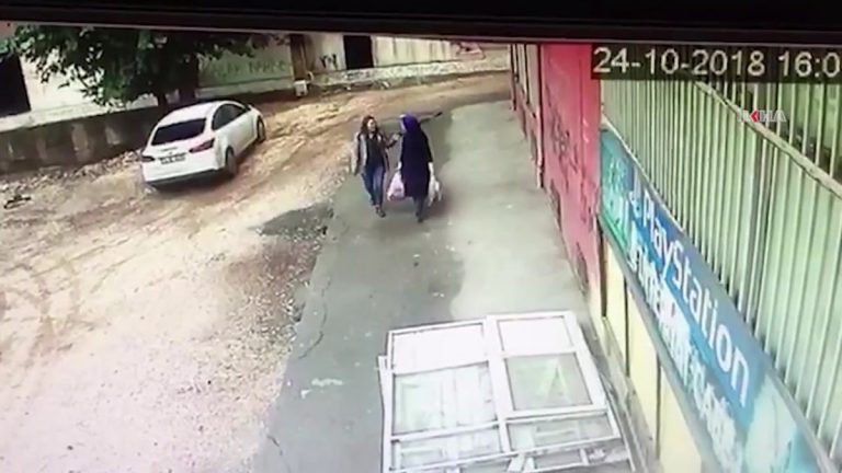 الأرض تبتلع امرأتين (فيديو)