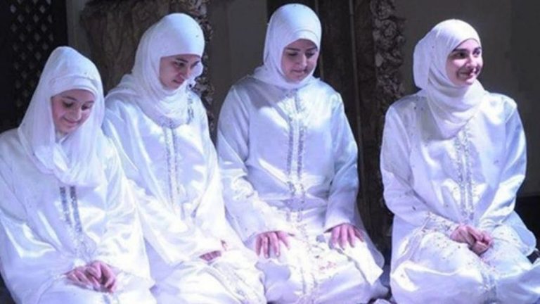 رجل متزوج من أربعة نساء .. لن تصدق ماذا طلب منهم عند وفات