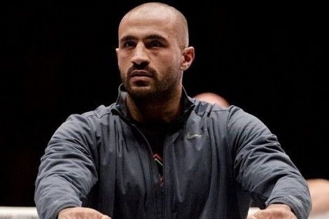 مصارع مغربي يتحدى “بدر هاري” على المباشر