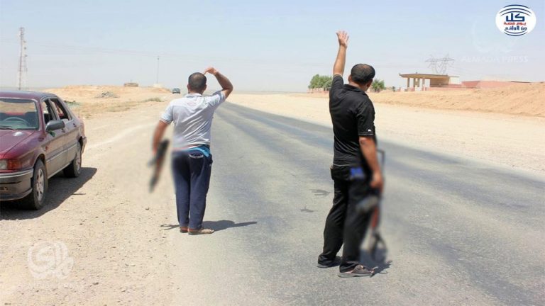 كان مسافرا رفقة زوجته ليتفاجأ بوجود حاجز أمني مزيف في طريق خالية .. لن تصدق ماذا حصل !