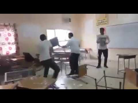 شجار عنيف جدا داخل أحد الفصول الدراسية بين أستاذ وتلميذه (فيديو)