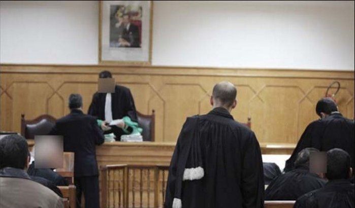 التفاصيل الكاملة لواقعة إحتقار مستشار للراية المغربية