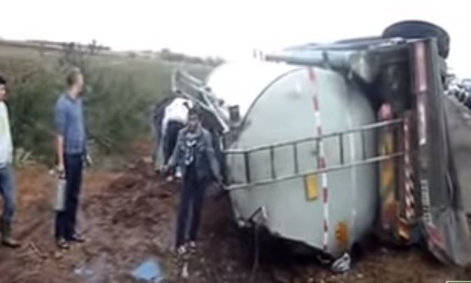 مثير..مواطنون يسرقون “ليصانص” من شاحنة تعرضت لحادث (فيديو)