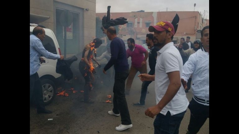مواطن يحاول إحراق نفسه وسط عمالة الجديدة