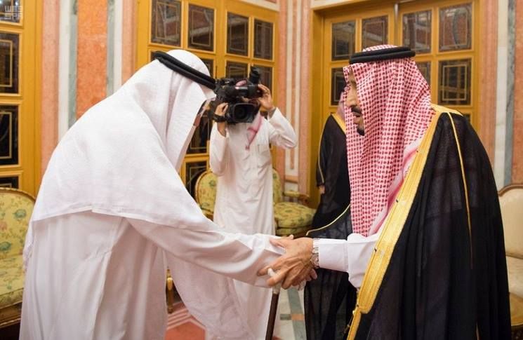الملك سلمان وولي العهد يستقبلان نجل وشقيق خاشقجي (فيديو)
