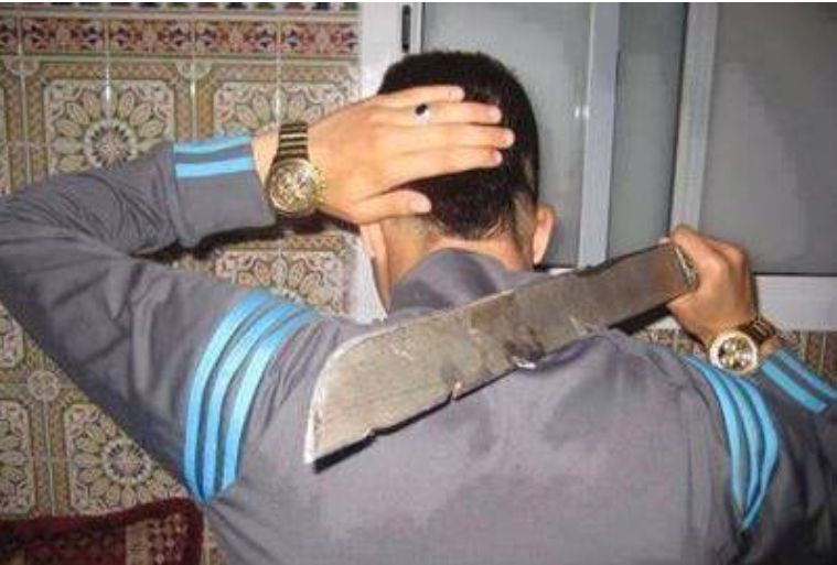 “شاب هائج” يهاجم حفلة بيلماون بسيف كبير والسلطات تتدخل(فيديو)