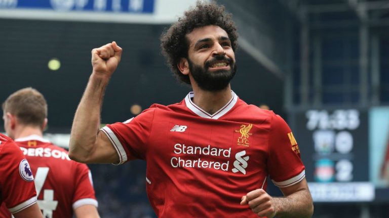 صلاح يدفع زميله في ليفربول للغناء لعمرو دياب (فيديو)