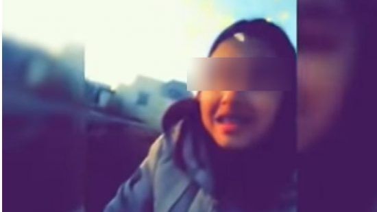 فيديو .. هذه قصة الفتاة التي بكت فوق قبر حبيبها وأهدته أغنية “راي” مشهورة