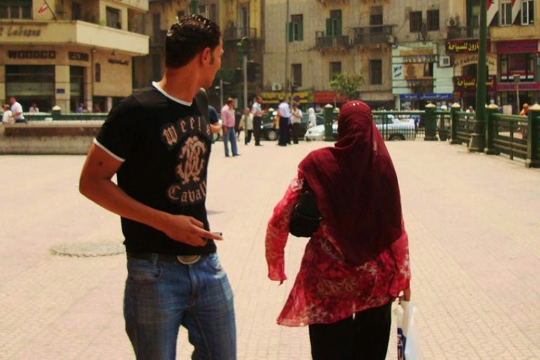 فاش تبغي تحرش على شي بنت وتجبد عليك الصفارة (فيديو)