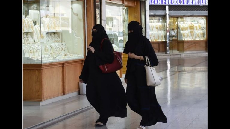 نساء في السعودية ترتدين العباءة على المقلوب .. والسبب