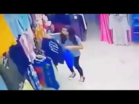شابة تقوم بسرقة سترة من محل للملابس بفاس (فيديو)