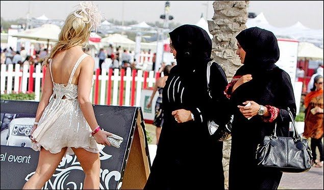 ألقي القبض عليها بسبب “لباسها الفاضح”