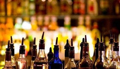 فيديو: طبيب يحذر من مشروب كحولي “ممزوج بمادة الميثانول” يتسبب بالوفاة وفقدان البصر