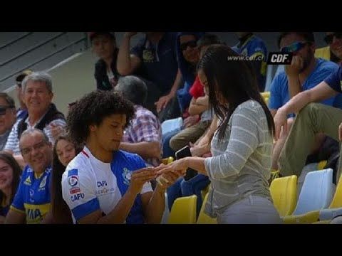 فيديو مهاجم يترك الملعب بعدما أحرز هدفا ليفاجئ صديقته بـ”خاتم الزواج” ورد فعل غير طبيعي منها ..