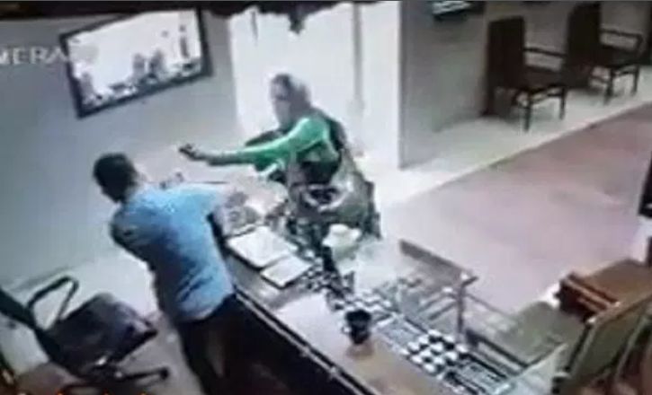 امرأة تحاول سرقة محل مجوهرات بتخدير مالكه (فيديو)
