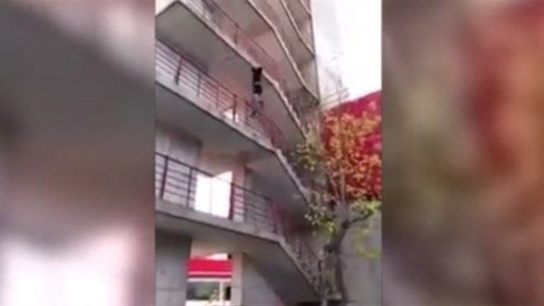 فيديو .. أب يتسلق 7 طوابق لإنقاذ طفله