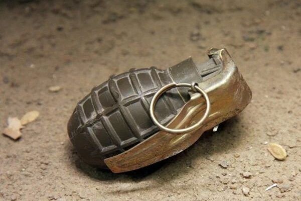 قنبلة يدوية ترتد وكادت تقتل عسكريين في مشهد خطير (فيديو)