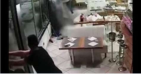 لحظة تعرض أحد المطاعم بإيطاليا لموجة عاتية حطمت النوافذ (فيديو)
